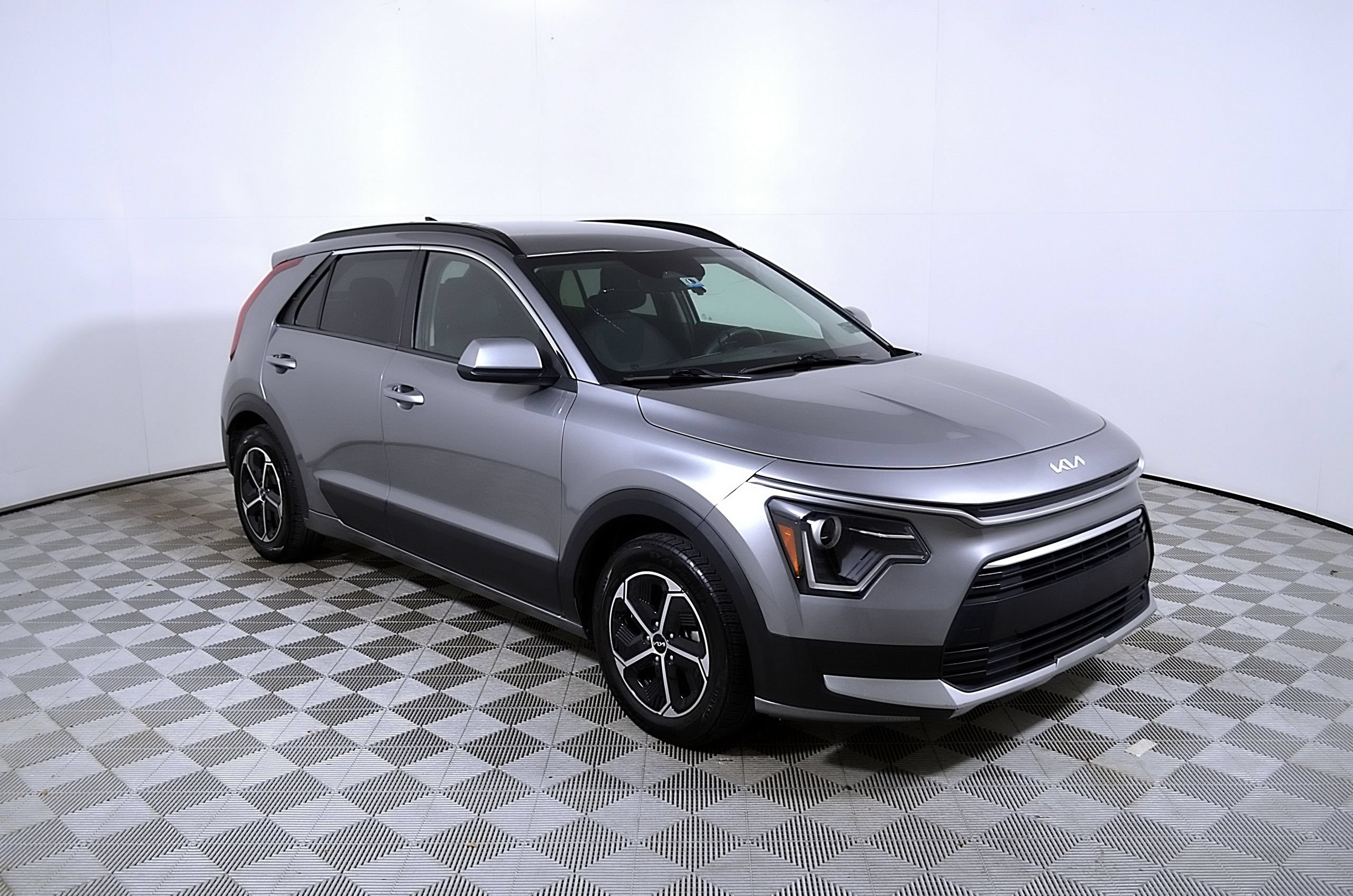 Used 2023 Kia Niro LX FWD image 6