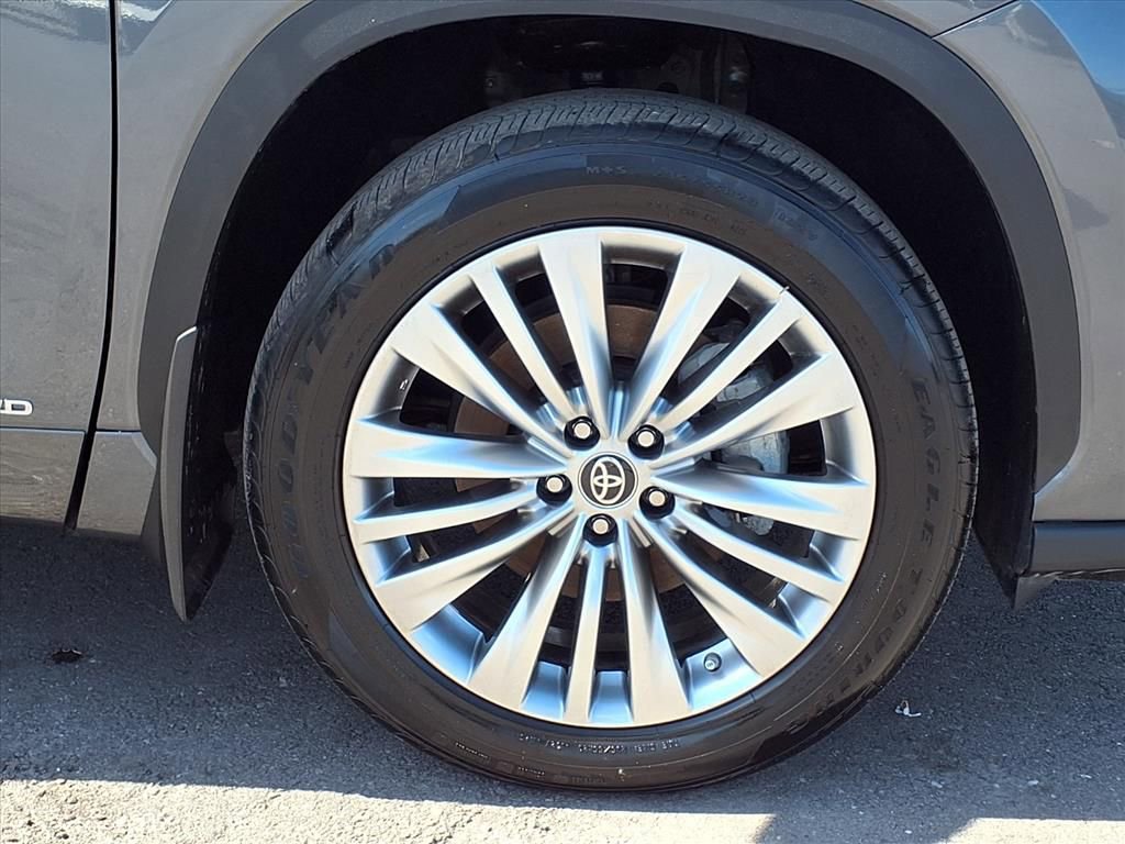 Used 2025 Toyota Highlander Platinum image 9