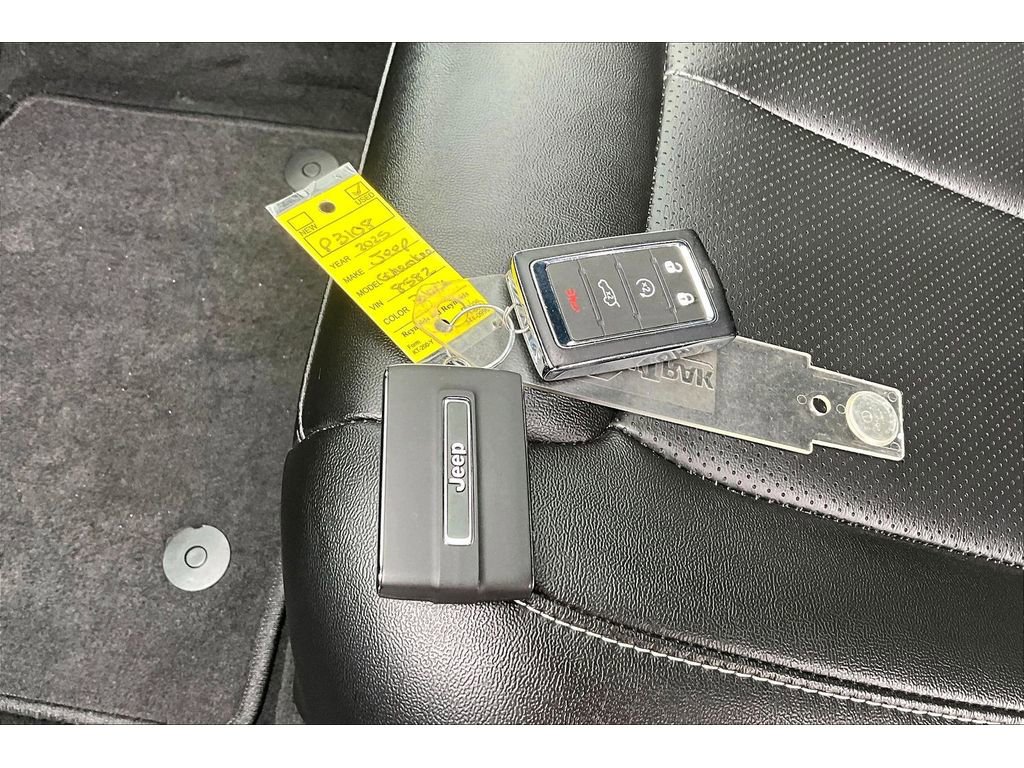 Used 2025 Jeep Grand Cherokee L Limited w/ Luxury Tech Group II image 11