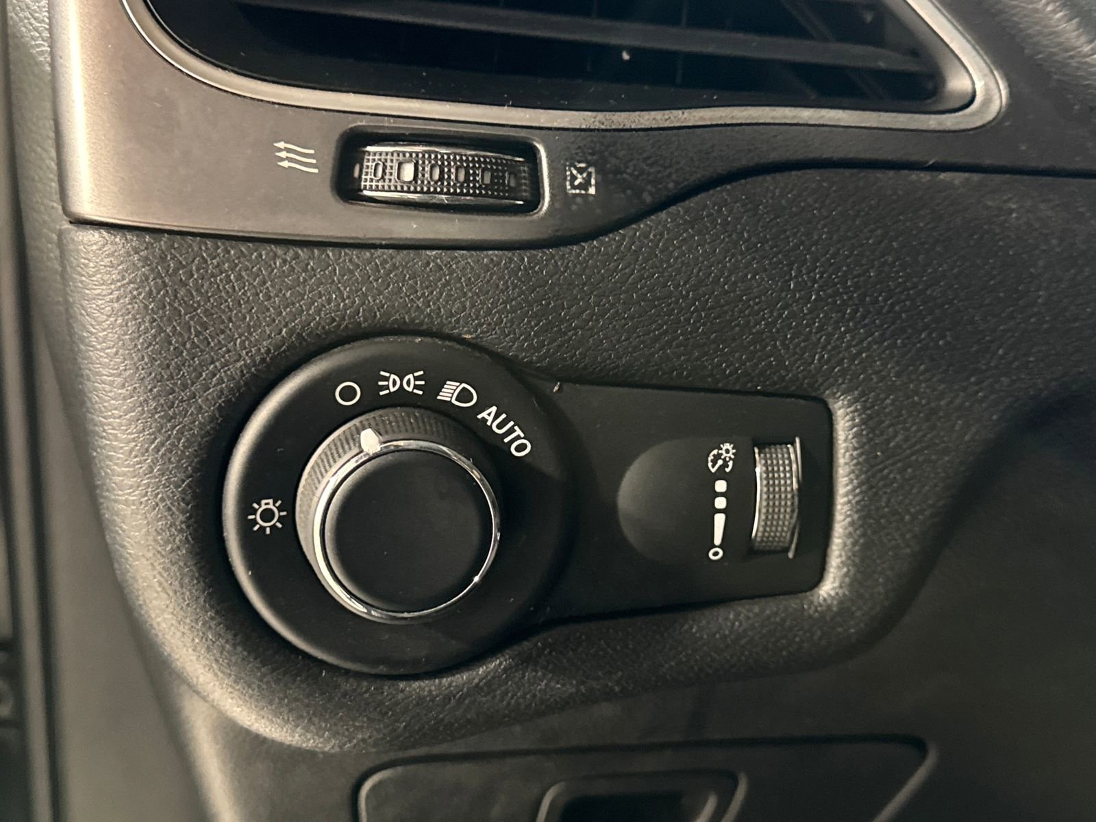 Used 2020 Jeep Cherokee Latitude w/ Cold Weather Group image 17