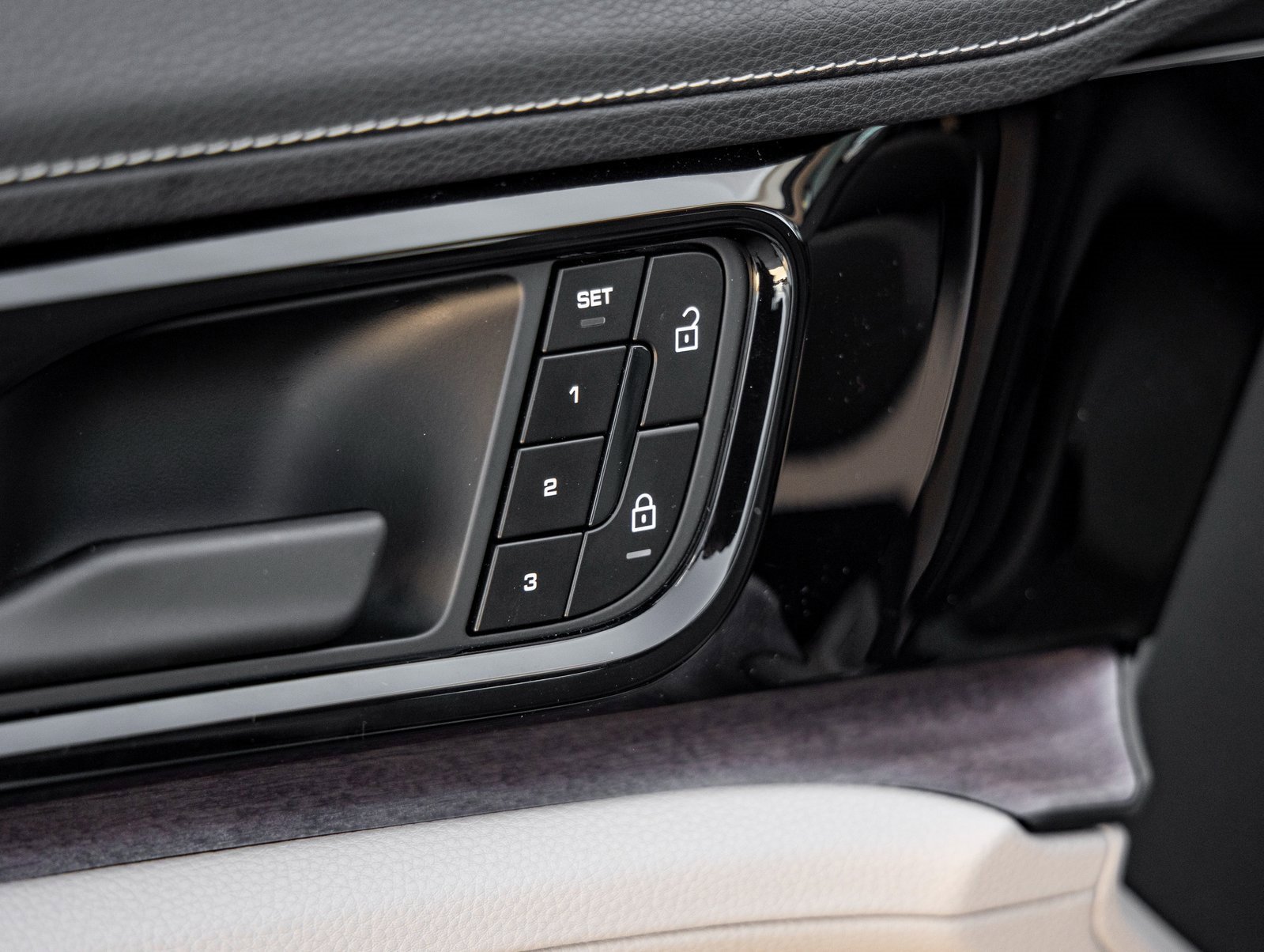 Certified 2025 Porsche Panamera 4 image 21