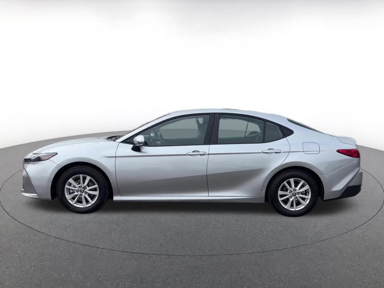 Used 2025 Toyota Camry LE image 9