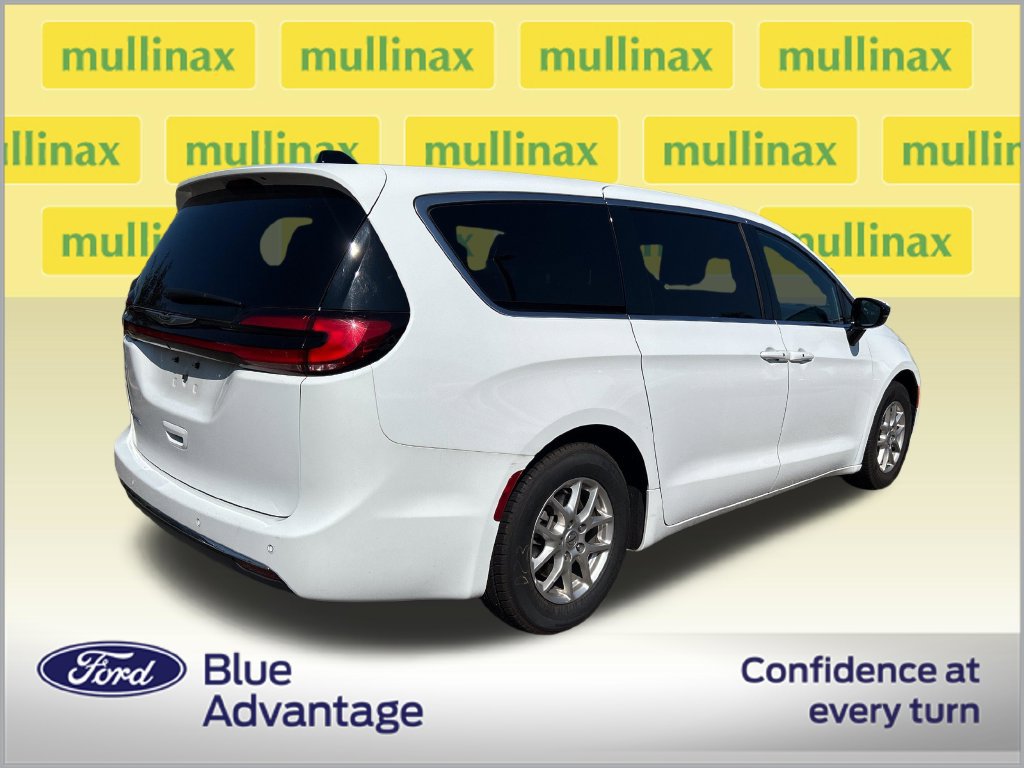 Used 2025 Chrysler Pacifica Select FWD image 2