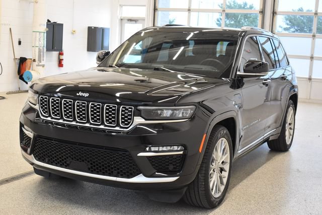 Used 2023 Jeep Grand Cherokee Summit w/ Advanced Protech Group IV AWD/4WD image 9