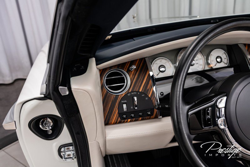 Used 2016 Rolls-Royce Dawn image 33