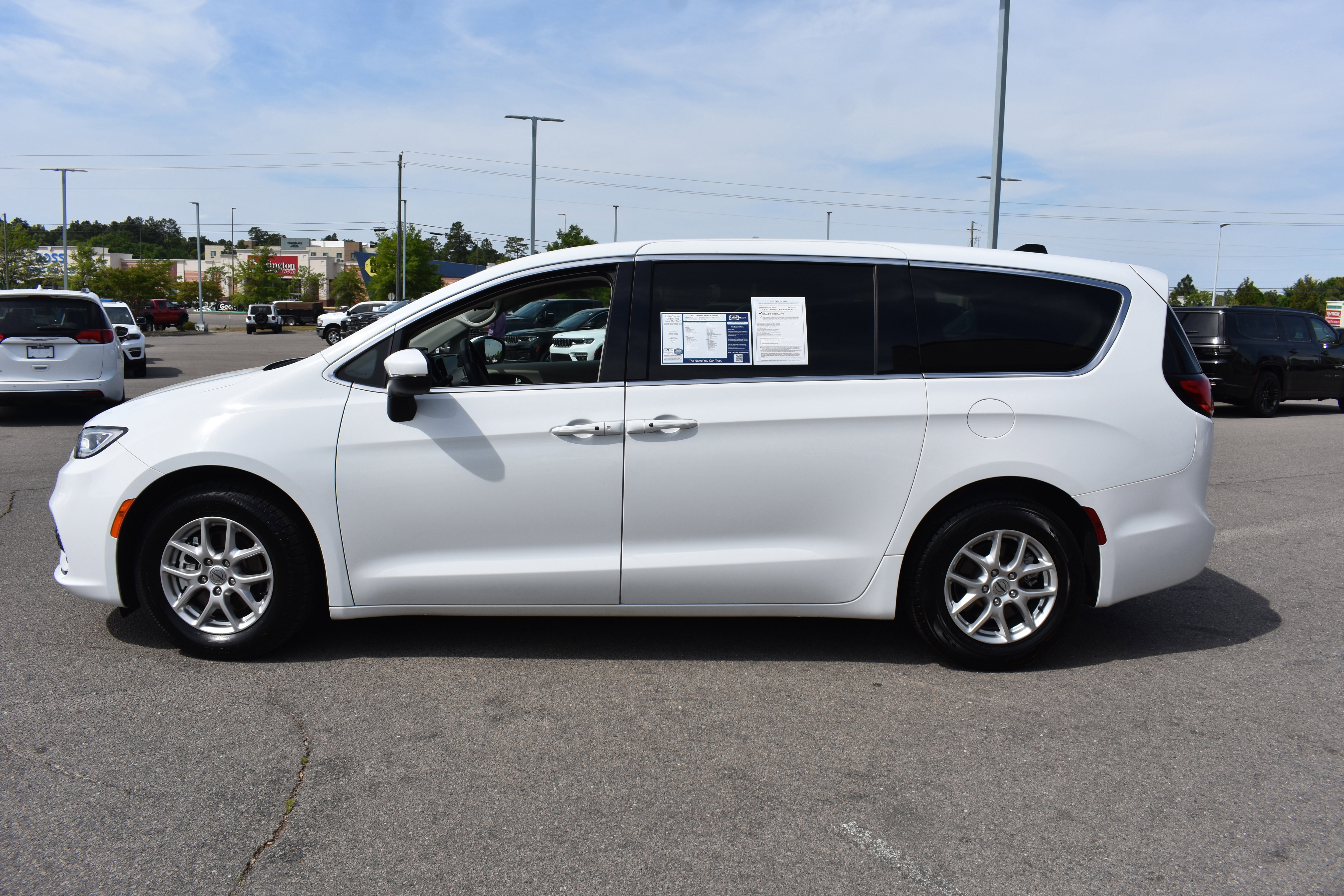 Used 2023 Chrysler Pacifica Touring-L image 6