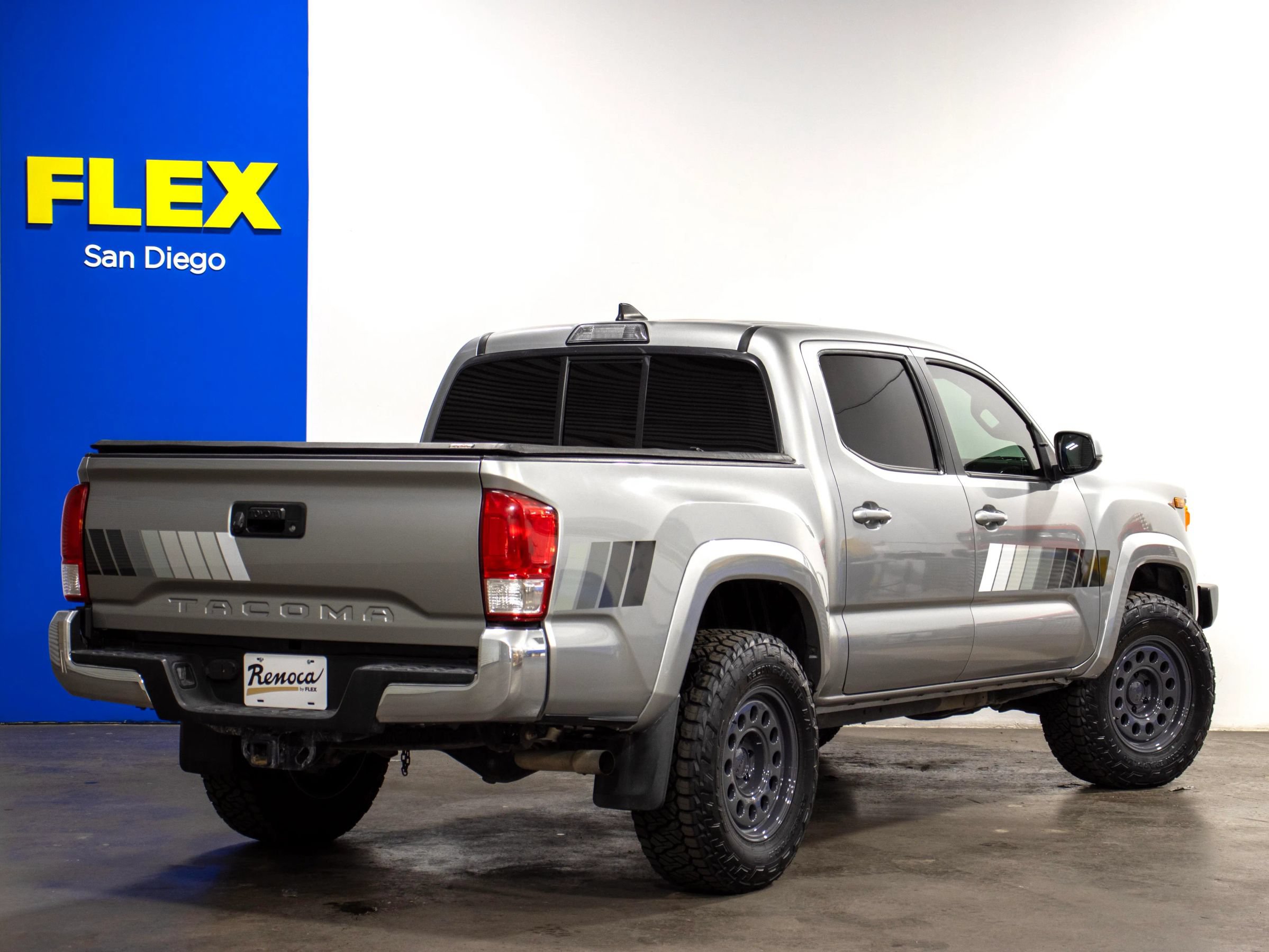Used 2017 Toyota Tacoma SR5 w/ Tow Package RWD image 6