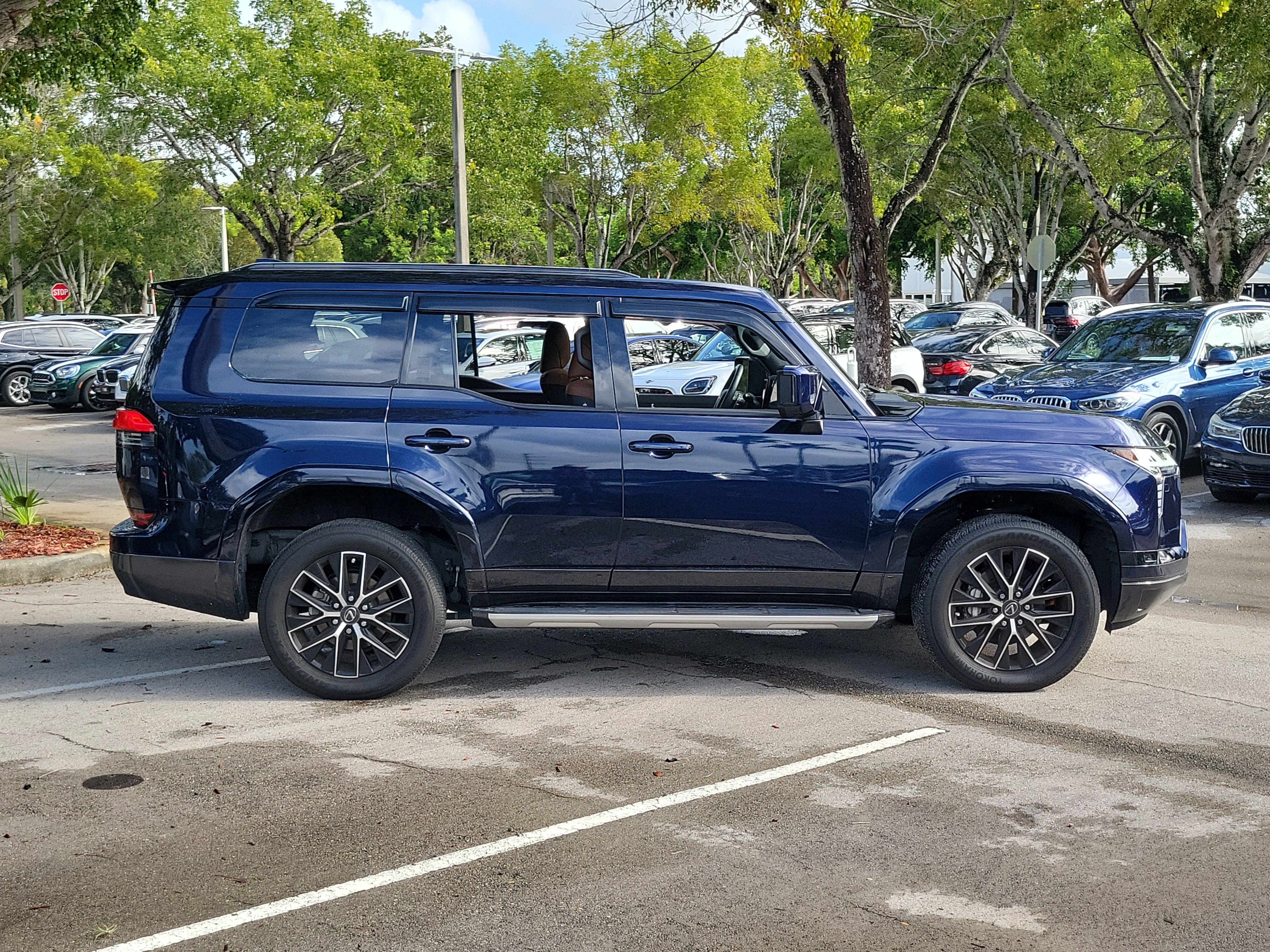 Used 2024 Lexus GX 550 w/ Accessory Package (Z1) AWD/4WD image 2