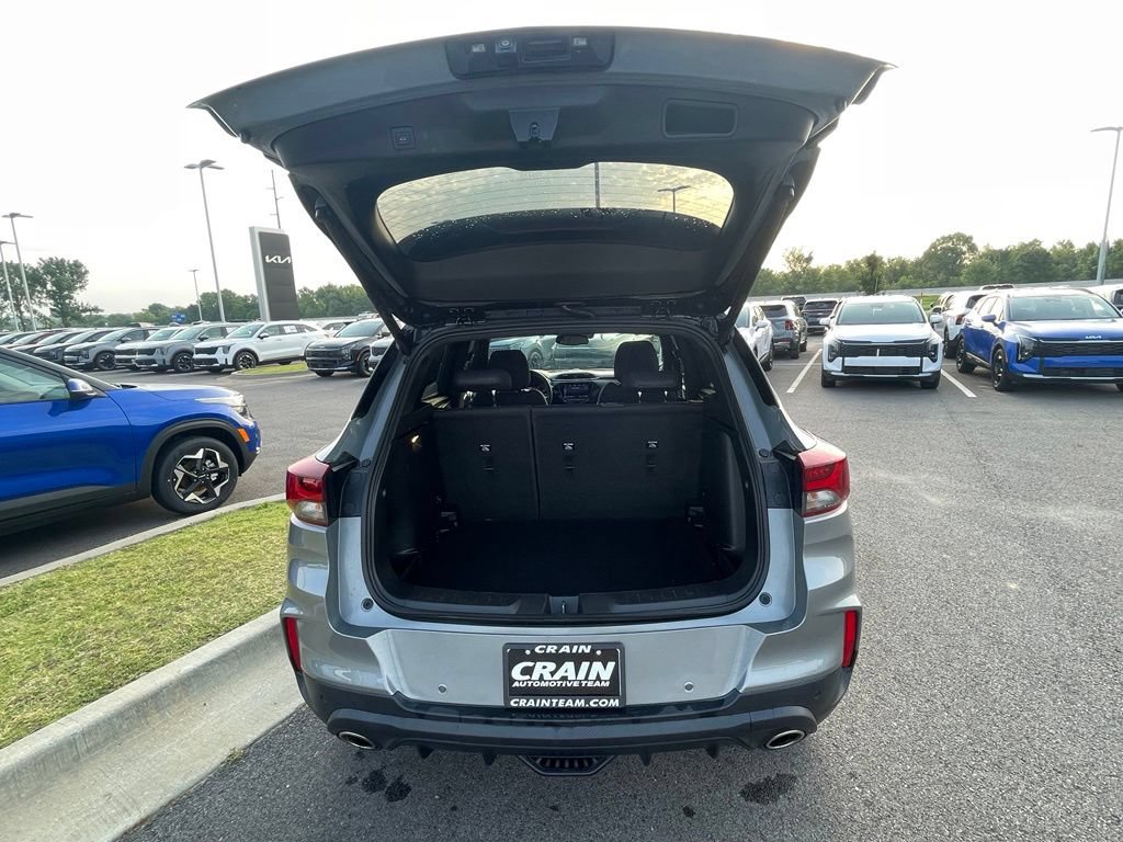Used 2023 Chevrolet TrailBlazer RS w/ Sun and Liftgate Package FWD image 9