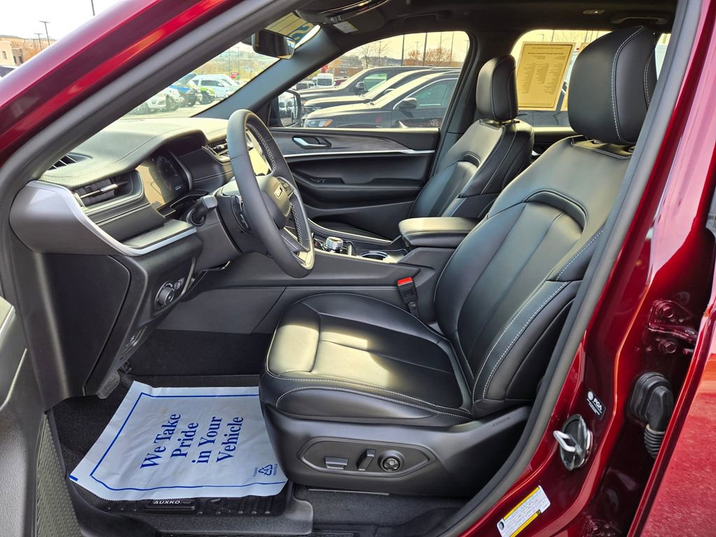 Used 2025 Jeep Grand Cherokee Limited w/ Black Appearance Package image 15