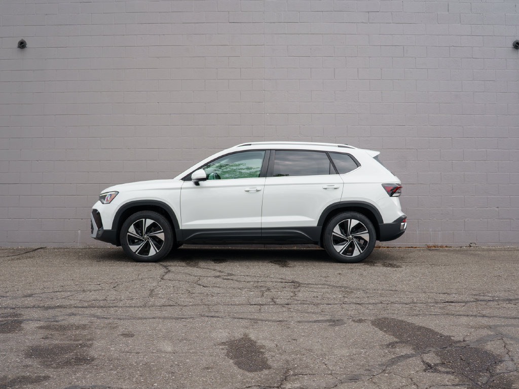 Certified 2025 Volkswagen Taos SE AWD/4WD image 2