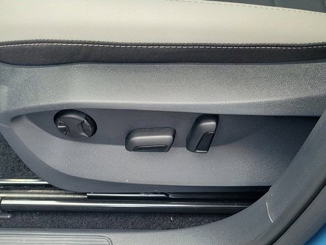Certified 2025 Volkswagen Taos SE FWD image 17