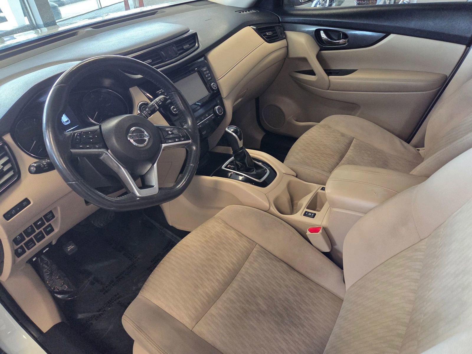 Used 2017 Nissan Rogue SV w/ SV Premium Package image 18