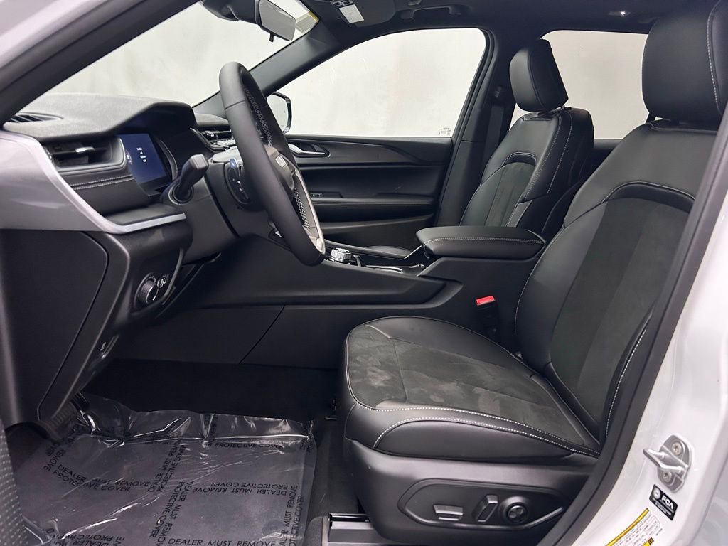 New 2025 Jeep Grand Cherokee Altitude image 12