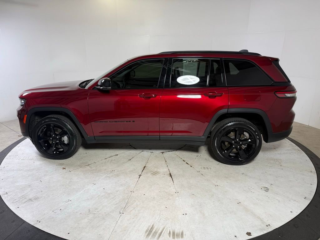 Used 2023 Jeep Grand Cherokee Limited w/ Black Appearance Package image 4