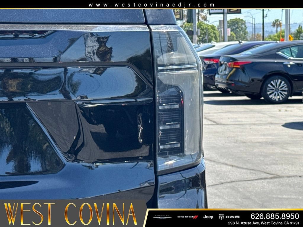 Used 2025 Chevrolet Suburban Premier AWD/4WD image 16