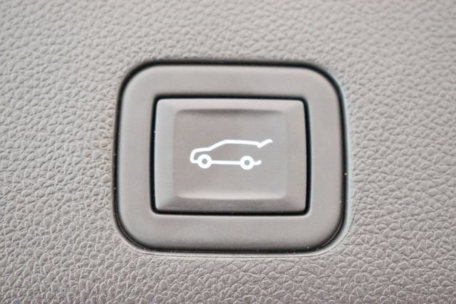 Used 2024 GMC Yukon AT4 w/ AT4 Premium Package AWD/4WD image 17