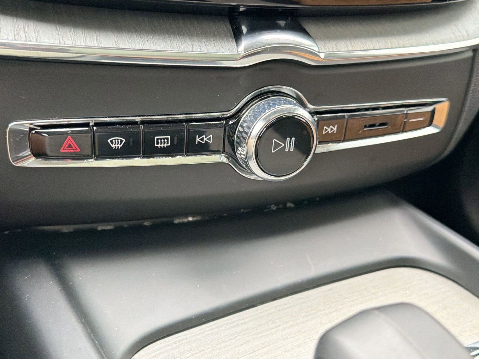 Certified 2025 Volvo XC60 B5 Plus image 18