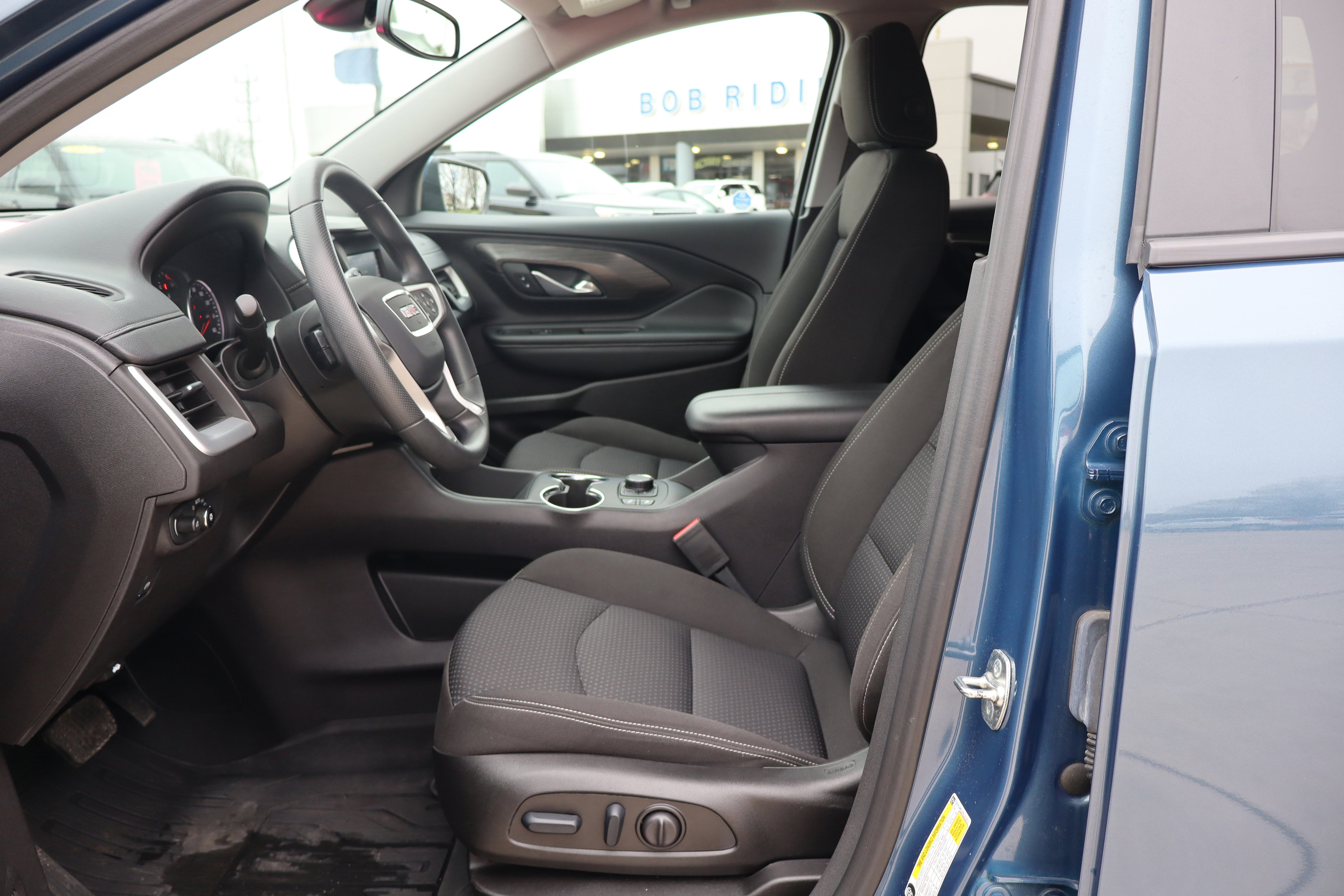 Used 2024 GMC Terrain SLE w/ Driver Convenience Package image 9