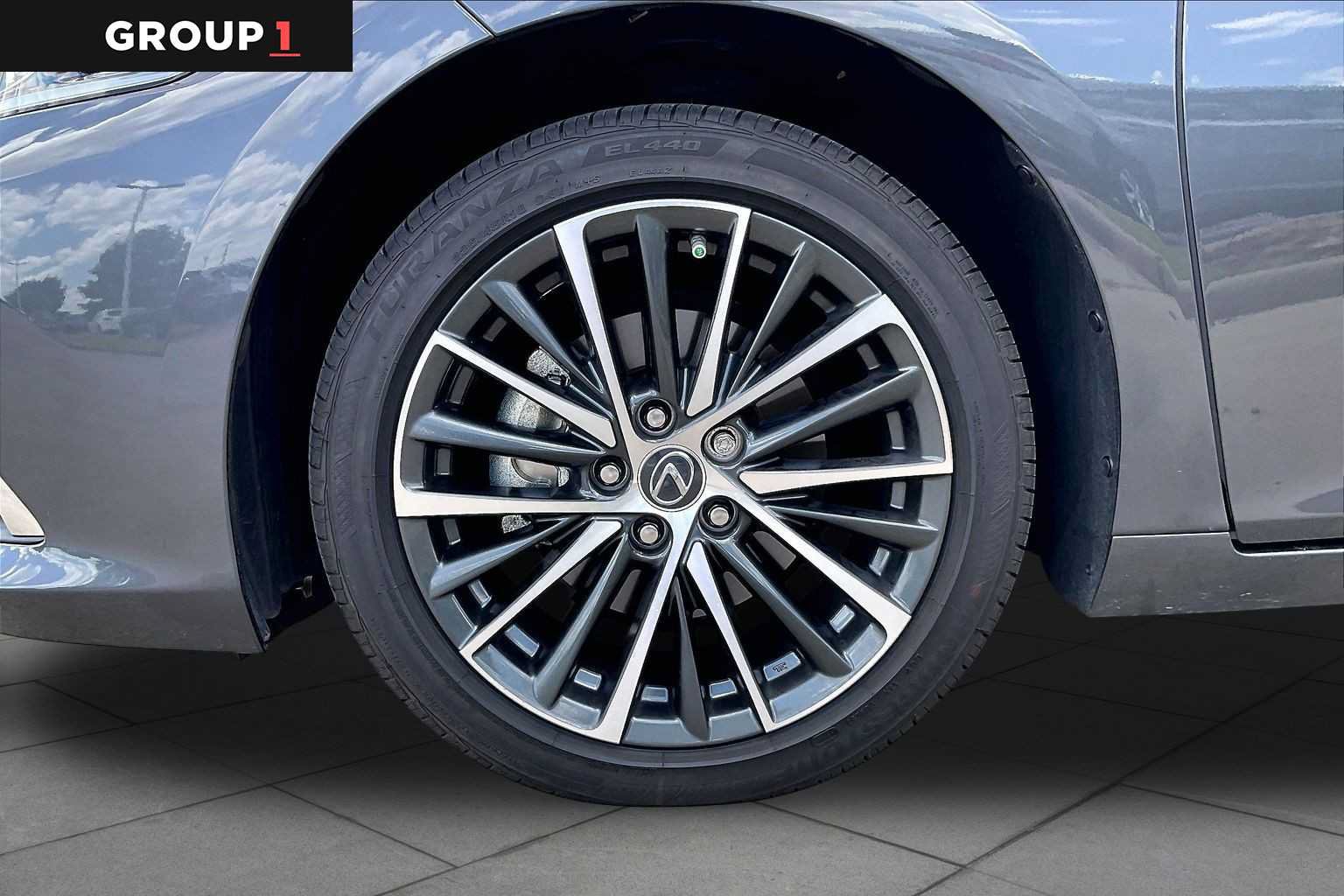 Used 2025 Lexus ES 350 w/ Premium Package FWD image 9