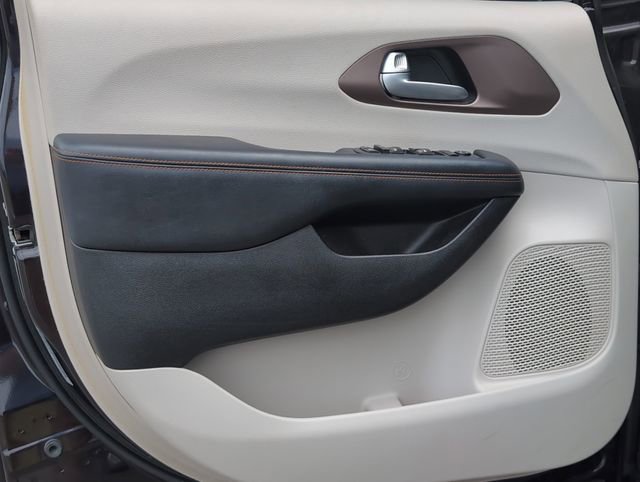 Used 2017 Chrysler Pacifica Touring w/ Tire & Wheel Group FWD image 15