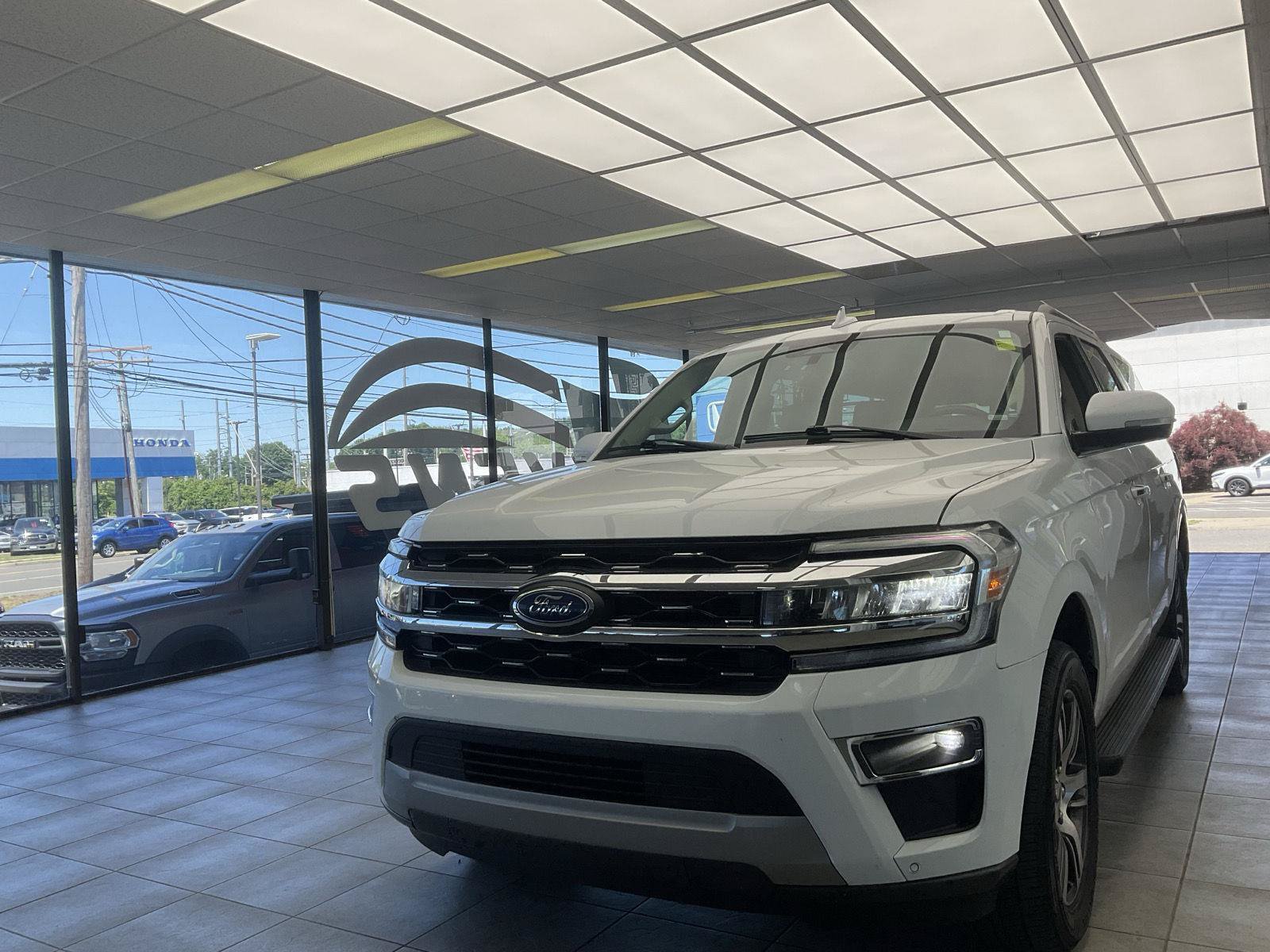 Used 2024 Ford Expedition Max Limited AWD/4WD image 3