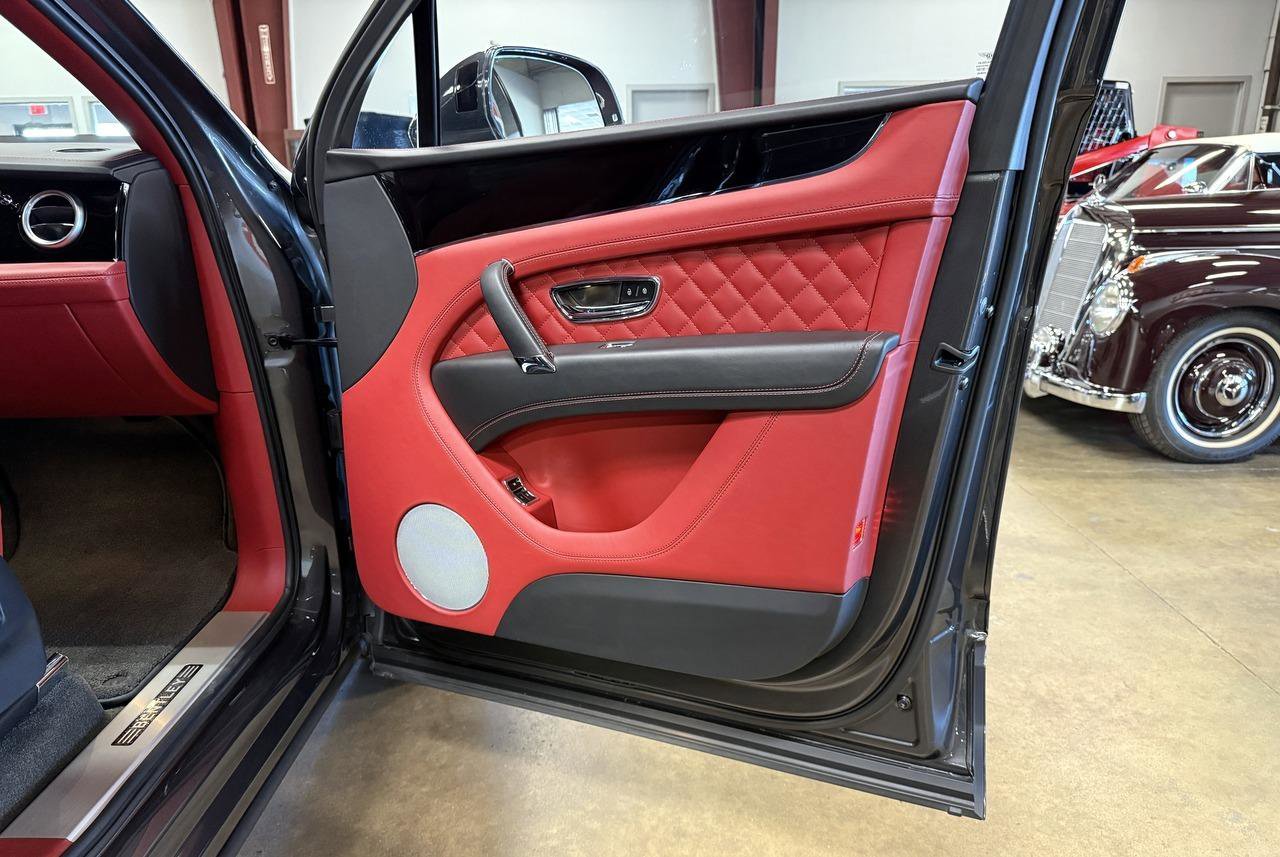 Used 2018 Bentley Bentayga image 73