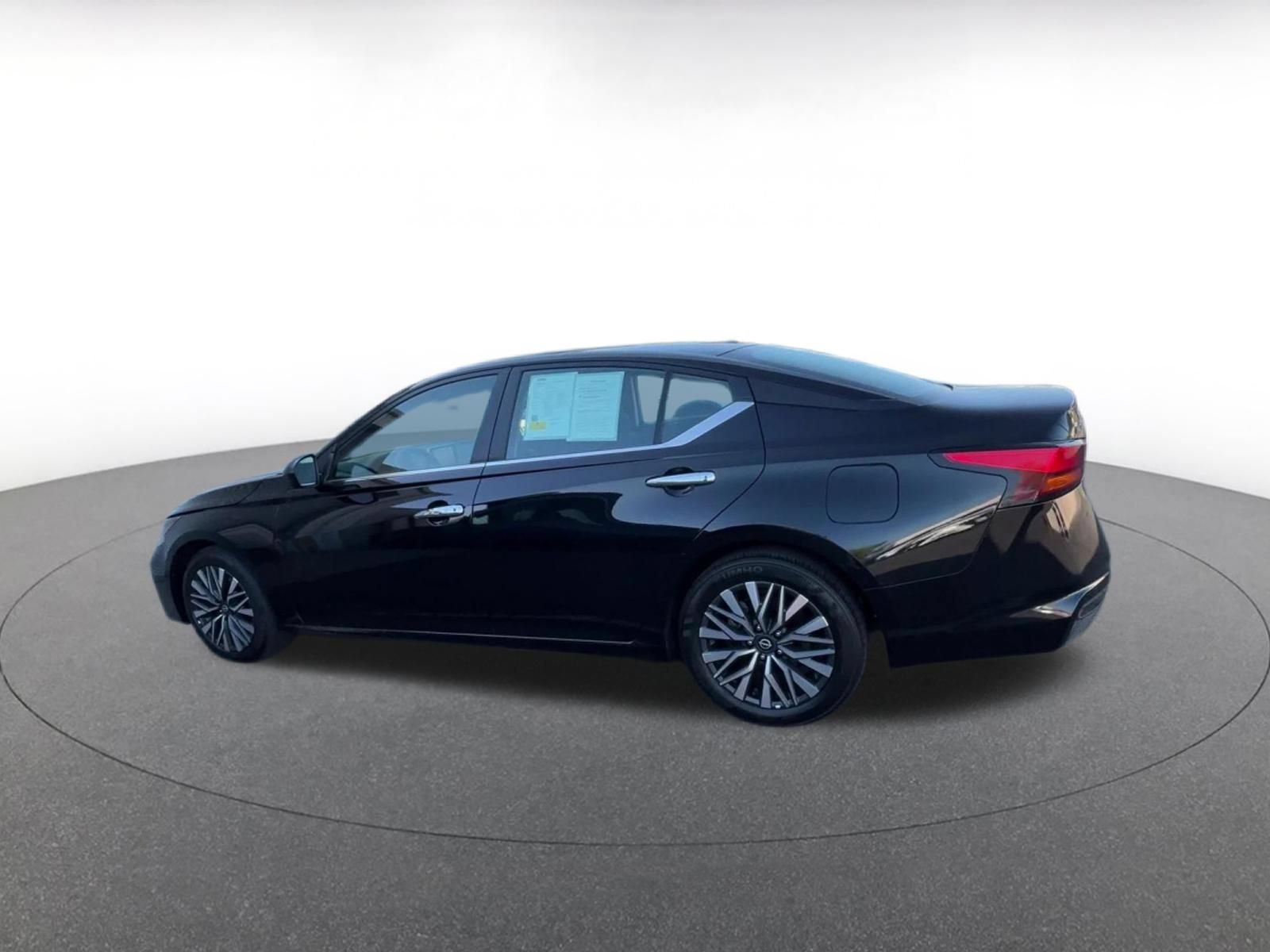 Used 2025 Nissan Altima 2.5 SV FWD image 10