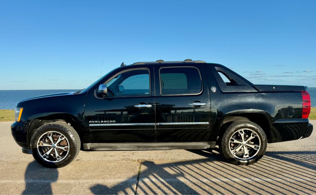Used 2013 Chevrolet Avalanche LTZ image 8