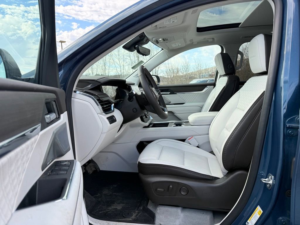 Used 2025 GMC Acadia Denali w/ Super Cruise Package image 6