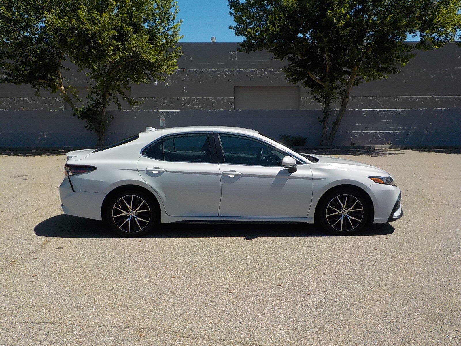 Used 2023 Toyota Camry SE FWD image 2