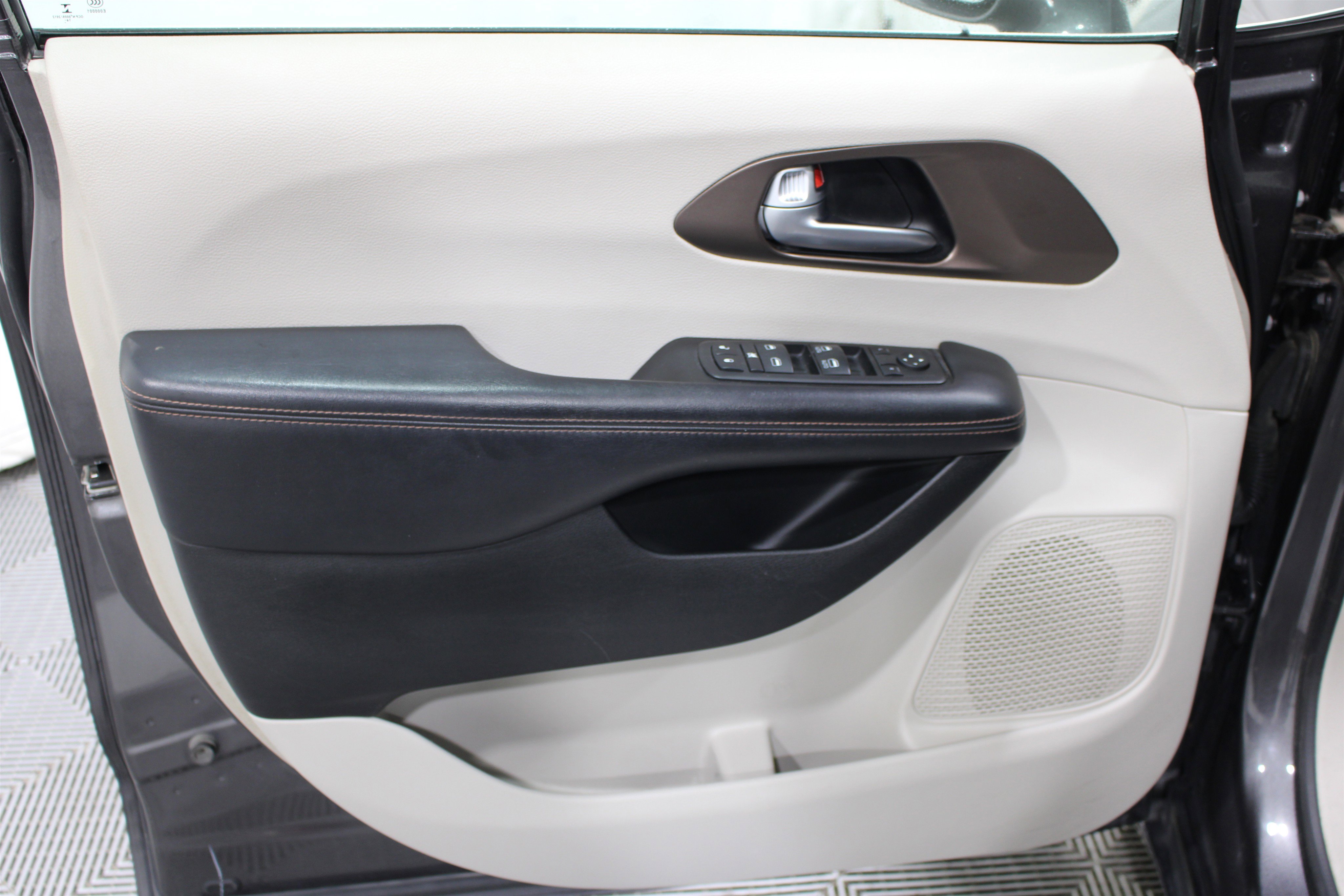 Used 2017 Chrysler Pacifica Touring-L FWD image 6