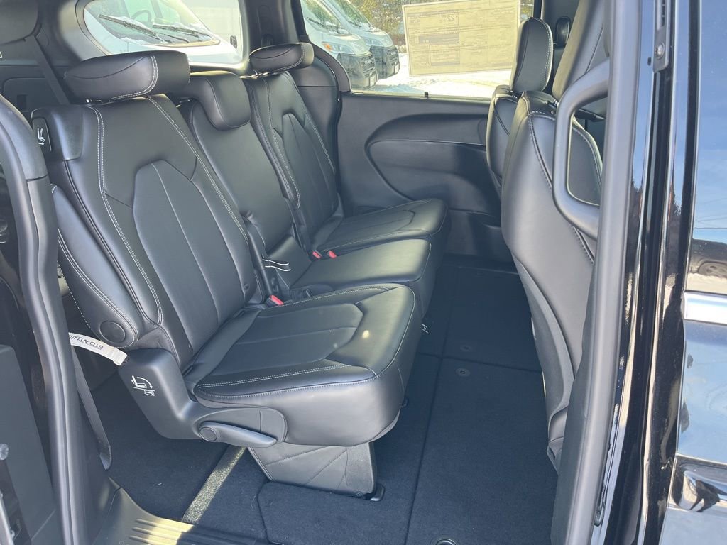 New 2026 Chrysler Pacifica Select FWD image 12