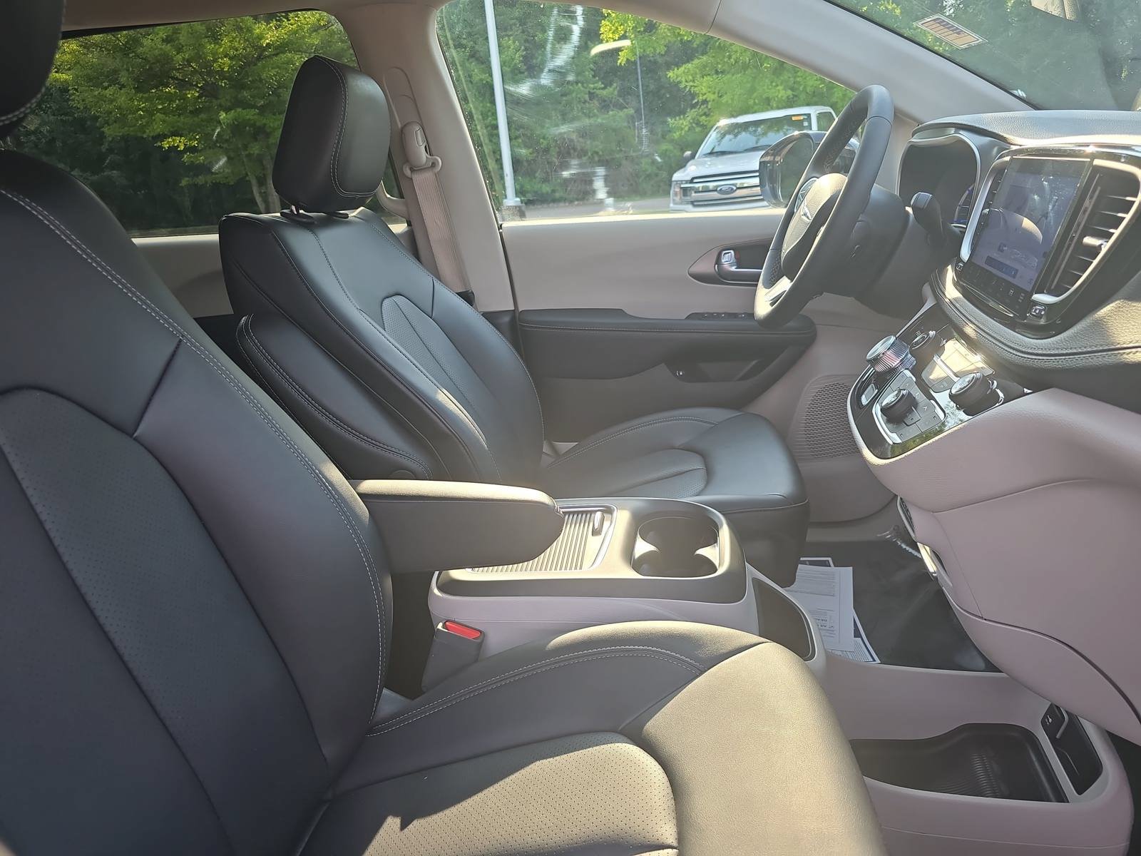 Used 2024 Chrysler Pacifica Limited FWD image 10