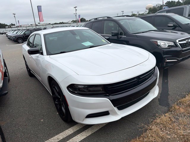 Used 2019 Dodge Charger SXT w/ Blacktop Package RWD image 2