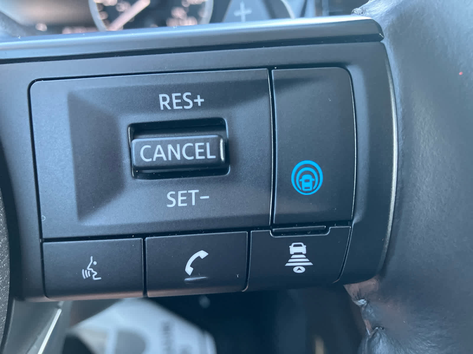 Used 2024 Nissan Pathfinder SV w/ SV Premium Package FWD image 18
