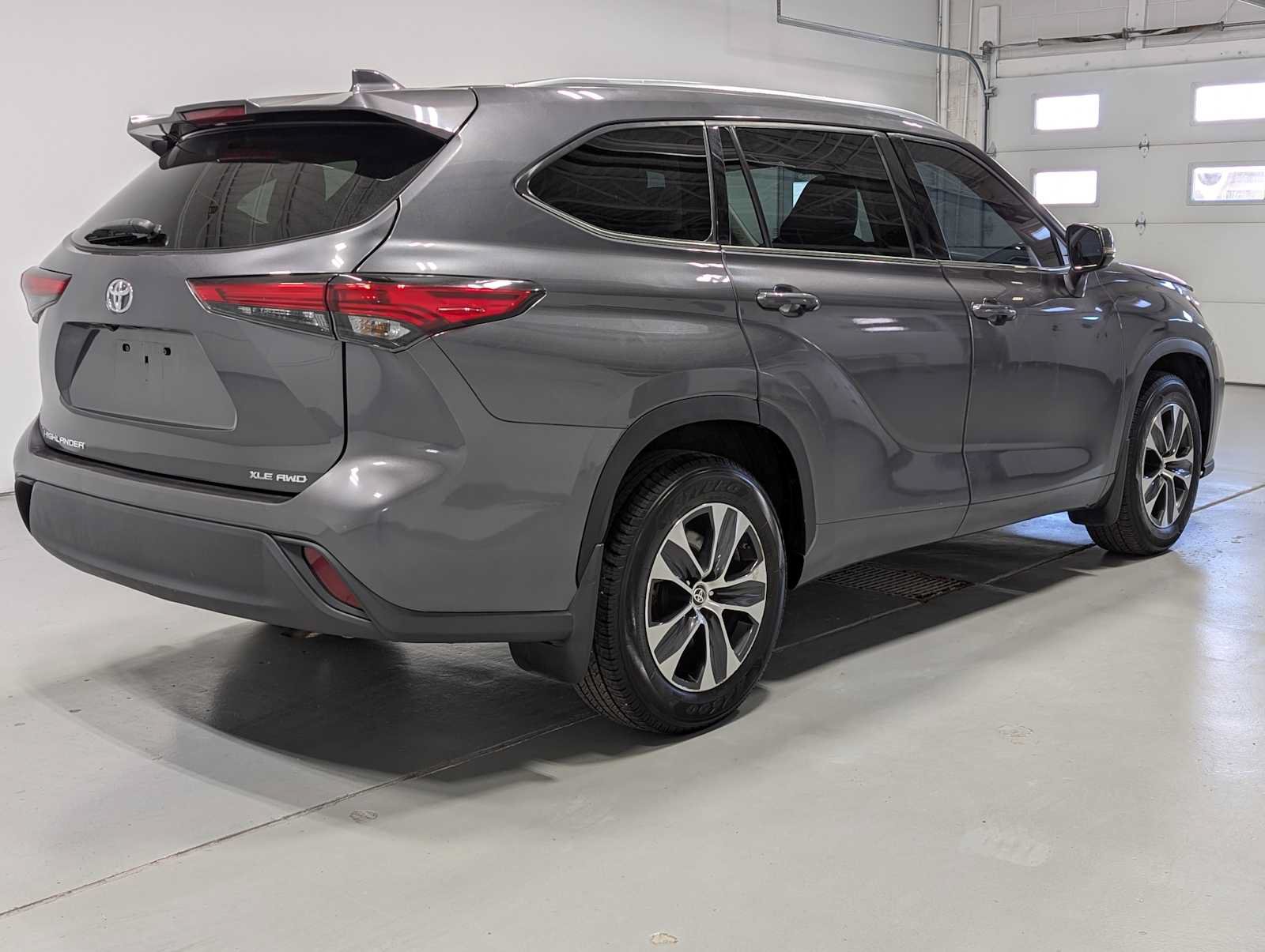 Used 2021 Toyota Highlander XLE AWD/4WD image 8