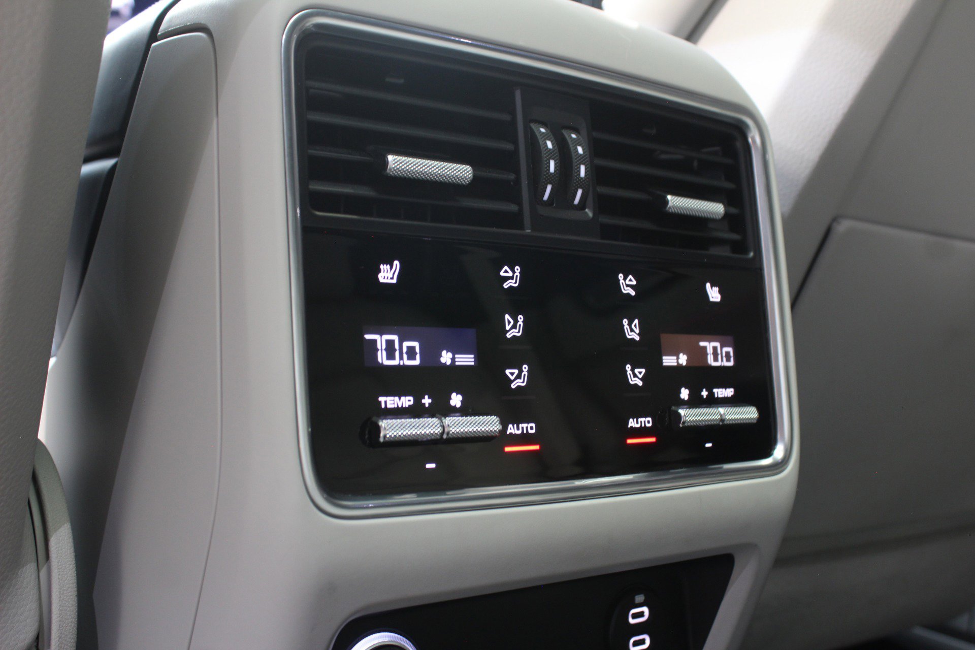 Used 2023 Porsche Cayenne Platinum Edition image 40