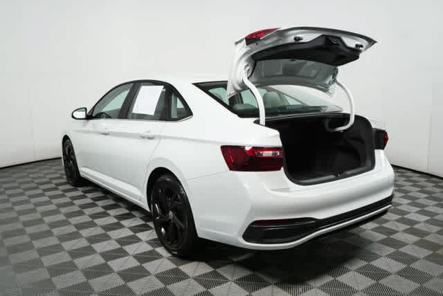 Certified 2025 Volkswagen Jetta SE w/ Black Wheel Package FWD image 28