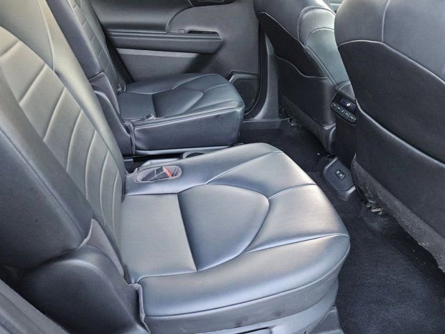 Used 2021 Toyota Highlander XLE AWD/4WD image 19