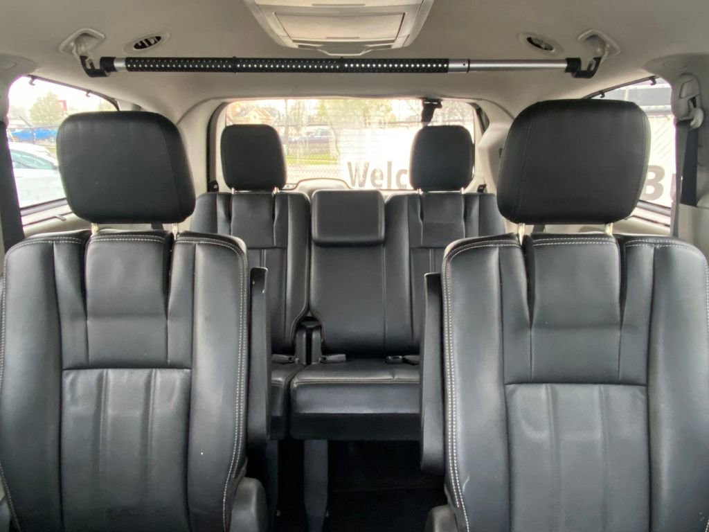 Used 2012 Chrysler Town & Country Touring-L w/ Driver Convenience Group FWD image 28