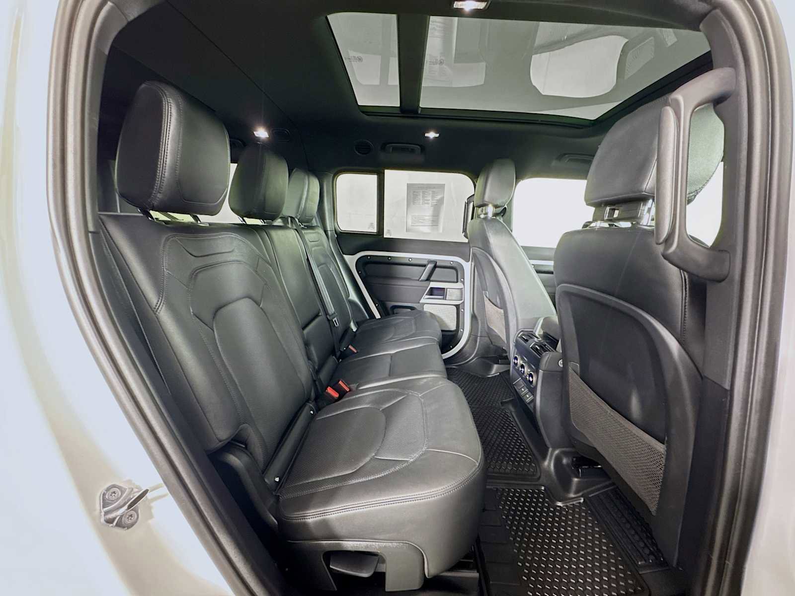 Used 2023 Land Rover Defender 130 SE image 26