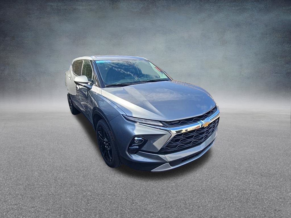 Used 2025 Chevrolet Blazer LT FWD image 2