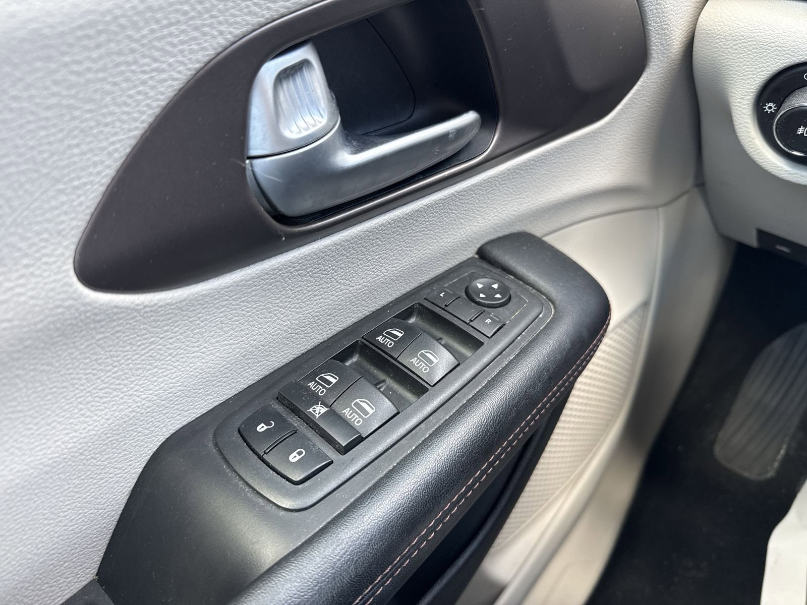 Used 2018 Chrysler Pacifica Touring-L Plus w/ Tire & Wheel Group image 24