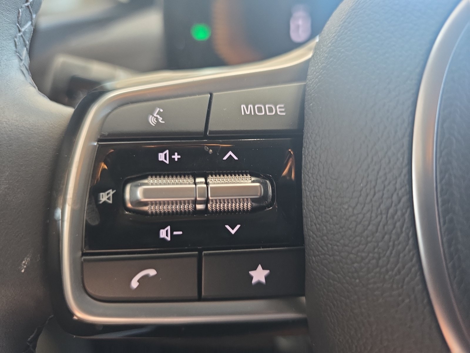 Used 2026 Kia Carnival EX FWD image 24