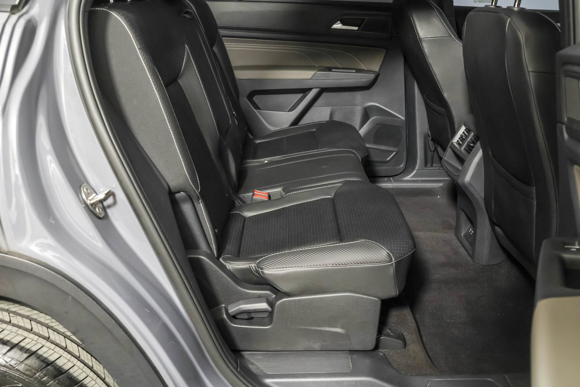 Used 2023 Volkswagen Atlas Cross Sport SEL R-Line AWD/4WD image 42
