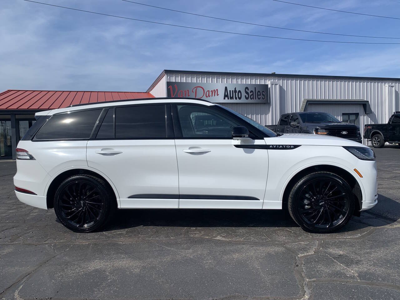 Used 2025 Lincoln Aviator Reserve w/ Luxury Package AWD/4WD image 2