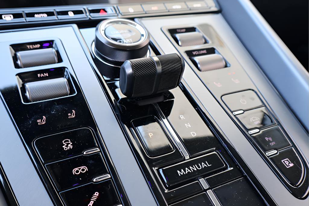 Used 2025 Aston Martin DB12 Coupe image 26