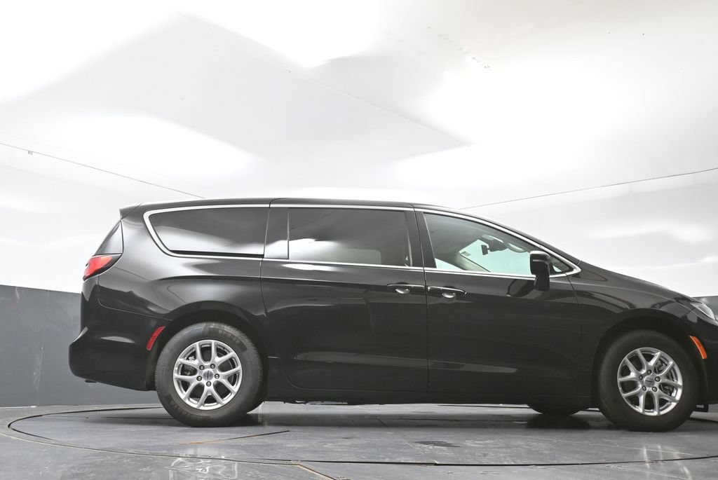 Used 2024 Chrysler Pacifica Touring-L FWD image 57
