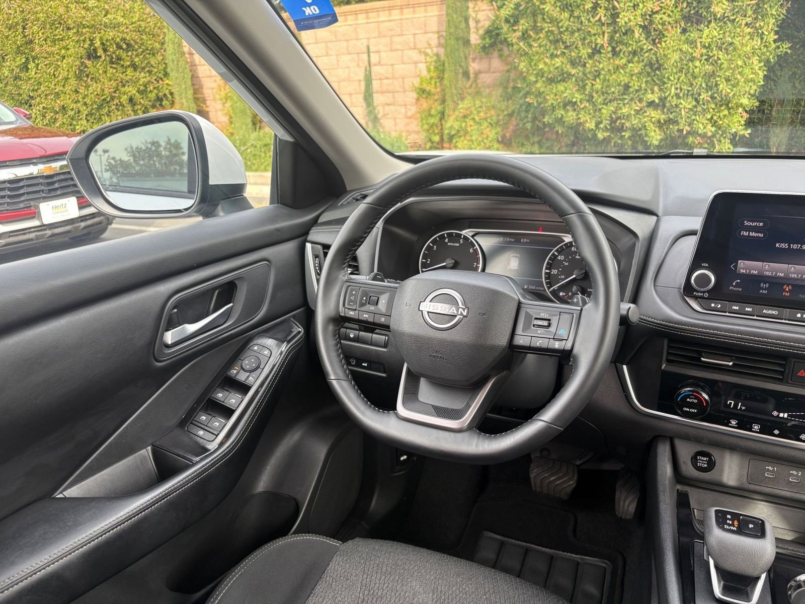 Used 2025 Nissan Rogue SV image 36